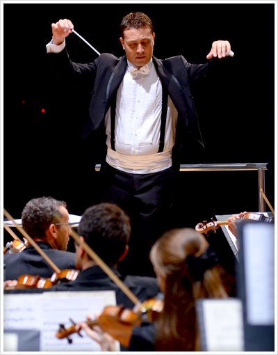Maestro da Orquestra Filarmnica Cesumar rege orquestra da UEL