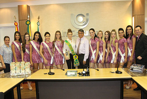 Candidatas ao Miss Teenager Brasil visitam reitor