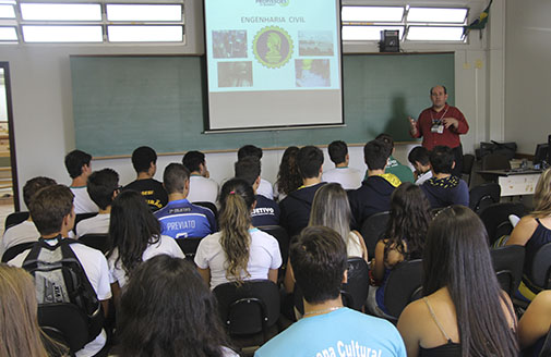 Centenas de jovens visitam a Mostra de Profisses no Campus da Unicesumar
