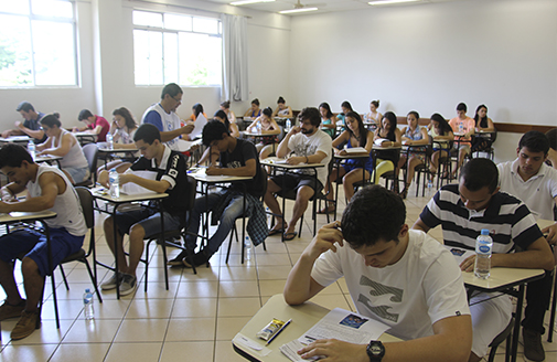 Estudantes de medicina de todo o Brasil fazem hoje prova de transferncia para a Unicesumar