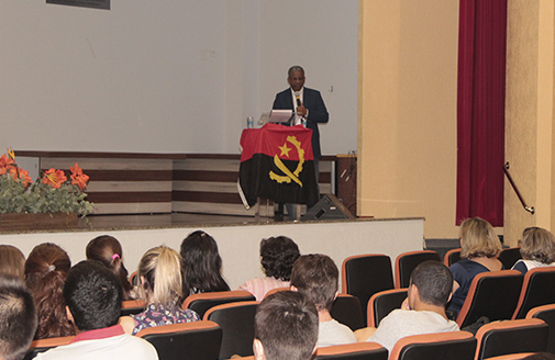 Cnsul Geral da Angola palestra para alunos da Unicesumar