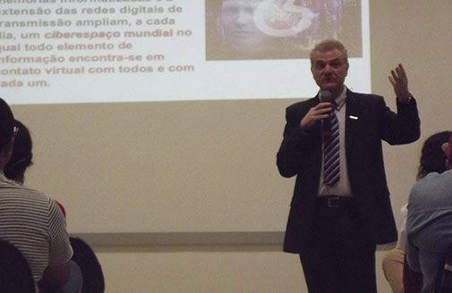 Coordenador de Ps Graduao faz palestra em Curitiba