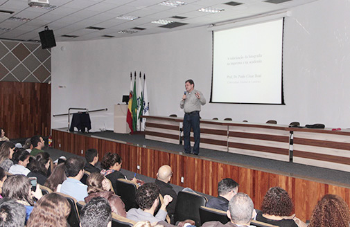 Curso de Jornalismo promove palestra com Paulo Boni