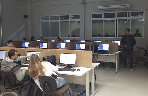 Estudantes participam de workshop sobre tecnologia na Unicesumar