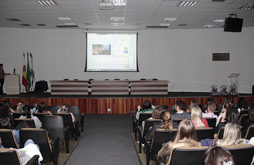 Estudantes assistem palestra a distncia de congresso internacional de Nutrio e Sade