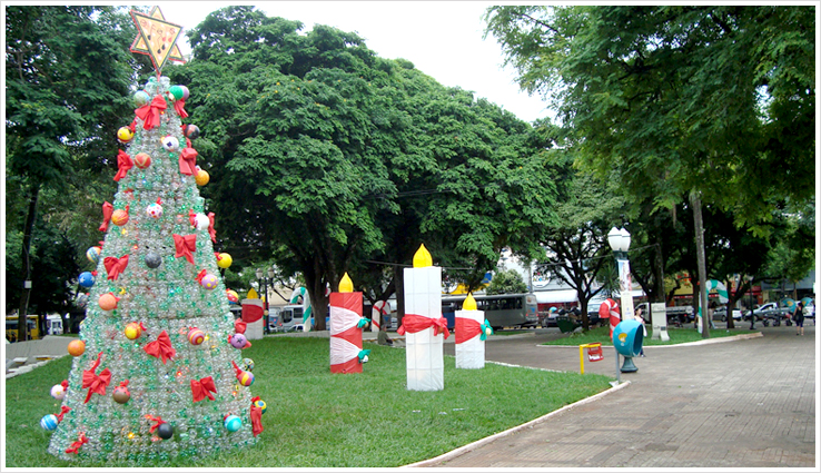 Curso de Artes Visuais instala decorao natalina na Praa Raposo Tavares