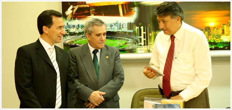 Reitor recebe a visita de dirigentes de universidade paraguaia